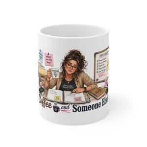 Op de afbeelding: Een witte keramische mok met een grafische illustratie van een persoon aan een bureau met een planner, een whiteboard met het opschrift 'TODAY'S GAME PLAN' en plakbriefjes. De tekst luidt 'Coffee and Someone Else's Problems' en 'ASSISTING LIKE A BOSS'.
