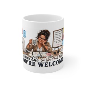 Op de afbeelding: Een witte keramische mok met een illustratie van een persoon aan een bureau met een laptop, planner en headset. De tekst luidt: "Assistant fueling everyone's success", "Today's Game Plan" en "I run your life so you don't have to, you're welcome."
