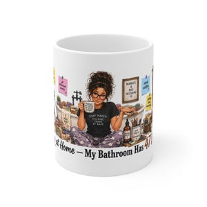 Op de afbeelding: Een witte keramische mok met een grafische illustratie van een persoon in een badkamer omringd door benodigdheden voor het maken van zeep. De tekst luidt "Soap maker it's fine I have 47 bars" en "My bathroom has 47 bars at home" met plakbriefjes.