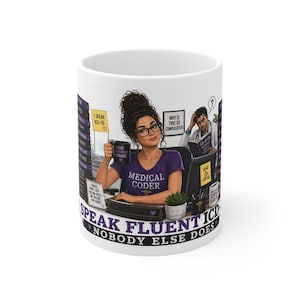 Peut inclure: Un mug en céramique blanche avec une illustration graphique d'un codeur médical à son bureau. Le design inclut le texte I SPEAK FLUENT ICD-10 NOBODY ELSE DOES, MEDICAL CODER, I SPEAK ICD-10, WHY IS THIS SO COMPLICATED et SEND COFFEE.
