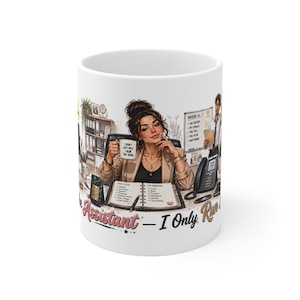 Può includere: Una tazza in ceramica bianca con un'illustrazione grafica di una scena d'ufficio con una persona seduta alla scrivania, che tiene una tazza con scritto I DON'T JUST HELP I RUN THE SHOW, e il testo I'm the Assistant - I Only Run The Show sotto.