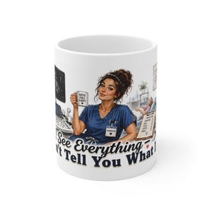 Könnte beinhalten: Ein weißer Keramikbecher mit einer Grafik einer Sonographin in blauer Arbeitskleidung, die eine Tasse mit der Aufschrift COFFEE FUELS CLARITY hält. Das Design zeigt ein Ultraschallgerät, eine Patientin und den Text I See Everything I Can't Tell You What I See.