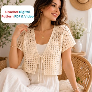 Peut inclure: Un gilet en crochet de couleur crème à manches courtes, doté d'un motif en losanges ajouré et d'une fermeture à nouer sur le devant. Le texte "Crochet Digital Pattern PDF & Video" apparaît dans le coin supérieur gauche.