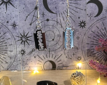 Handgemaakte oorbellen met scheermesje, hypoallergene haakjes – subtiele statement-sieraden