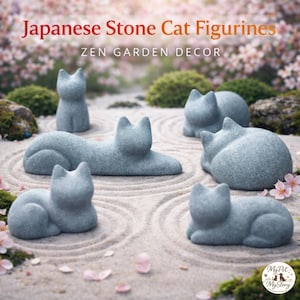 Può includere: Figurine di gatti in pietra grigia in varie pose in un giardino zen. L'immagine presenta diverse sculture di gatti con il testo "Japanese Stone Cat Figurines" e "ZEN GARDEN DECOR".
