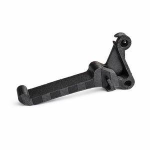 Peut inclure: Un composant en plastique noir imprimé en 3D avec une surface texturée. L'objet a une conception en forme de levier avec une poignée incurvée et une structure angulaire complexe à une extrémité. Le composant est conçu pour une fonction mécanique spécifique.