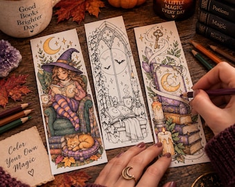 Può includere: Tre segnalibri rettangolari in carta con intricate illustrazioni a linee. Uno mostra una strega che legge su una poltrona con un gatto, uno raffigura una finestra gotica con libri e uno mostra una pila di libri con una chiave, candela e luna.
