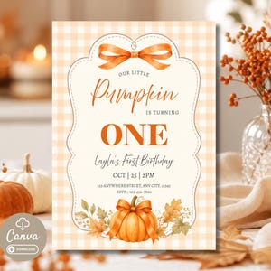Può includere: Un invito di compleanno rettangolare con sfondo a quadretti arancione chiaro, una cornice centrale color crema con un fiocco in alto e un'illustrazione di zucca in basso. Il testo recita: Our Little Pumpkin is turning ONE.