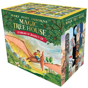 Puede incluir: Un estuche de "Magic Tree House: A Library of Books 1-28" de Mary Pope Osborne. La caja es verde con ilustraciones de un niño montado en un pterodáctilo. Las portadas de los libros muestran varias ilustraciones. El texto en la caja dice "The #1 Bestselling Chapter Book Series of All Time!"