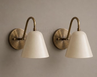 Zwei Wandleuchten aus Messing im Mid-Century-Modern-Stil der 1950er Jahre, antike Badezimmerleuchte aus Messing, weißer, kegelförmiger Messingschirm, handgefertigte moderne Wandlampe