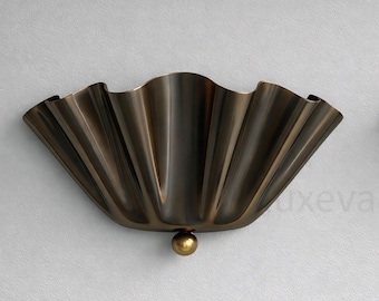 Mitte des Jahrhunderts moderner Messing-Rüschen-Lampenschirm Vintage-Messing-Blumenschirm gewölbte Wandleuchte Gebogener Arm Wandlampe Art-Deco-Wandlampe aus Messing