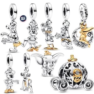 Peut inclure: Une collection de breloques en argent sterling représentant divers personnages animés et une calèche. Les breloques incluent des figurines de lapin, de souris, de canard, d'ours, de fée sur une lune, d'éléphant et de lion, avec des pierres claires.