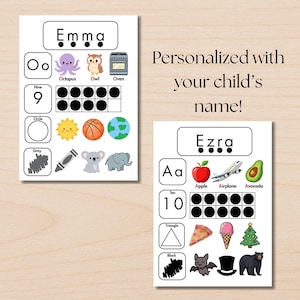 Puede incluir: Dos carteles educativos con los nombres "Emma" y "Ezra" en la parte superior. Cada cartel presenta ilustraciones coloridas de objetos, números y letras. También se ve el texto "¡Personalizado con el nombre de tu hijo!"