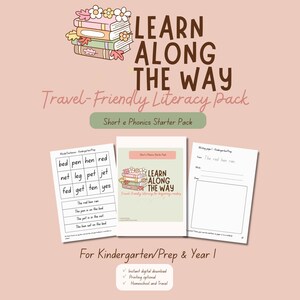 Op de afbeelding: Een leesvaardigheidspakket met de tekst "LEARN ALONG THE WAY" en "Travel-Friendly Literacy Pack". Het pakket bevat werkbladen voor kleuters en leerlingen van groep 1. Het ontwerp toont een stapel boeken met bloemen.