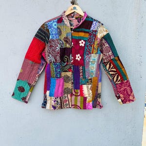 Patchwork-Jacke, mehrfarbiger, gesteppter Boho-Blazer aus Seide mit Knopfleiste