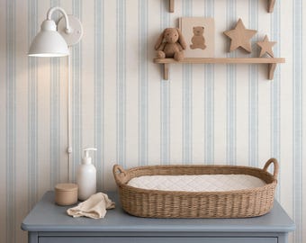 Papel pintado a rayas azules y crema estilo casa de campo para habitación infantil de niño, removible y preencolado.