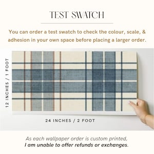 Puede incluir: Una muestra rectangular de papel pintado con un dise&ntilde;o a cuadros azul y crema. La muestra mide 61 cm de ancho y 30 cm de alto. El texto "TEST SWATCH" est&aacute; en la parte superior, con texto adicional.