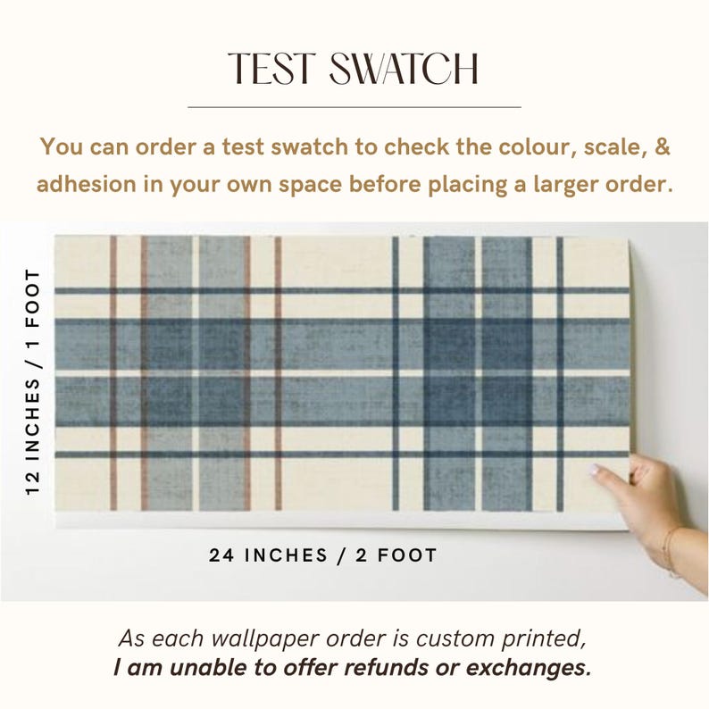 Puede incluir: Una muestra rectangular de papel pintado con un dise&ntilde;o a cuadros azul y crema. La muestra mide 61 cm de ancho y 30 cm de alto. El texto "TEST SWATCH" est&aacute; en la parte superior, con texto adicional.
