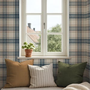 Puede incluir: Un banco de ventana con tres cojines en tonos marr&oacute;n, blanco y verde. Una manta de punto crema est&aacute; colocada en el asiento. El marco blanco de la ventana y las paredes est&aacute;n cubiertos con papel pintado a cuadros azul y blanco. Una planta est&aacute; en el alf&eacute;izar.