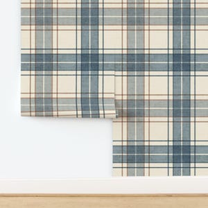 Puede incluir: Rollo de papel pintado con un dise&ntilde;o de cuadros cl&aacute;sico en tonos azul, crema y marr&oacute;n. El dise&ntilde;o presenta una cuadr&iacute;cula de l&iacute;neas que se cruzan, creando una est&eacute;tica atemporal y vers&aacute;til. Ideal para proyectos de decoraci&oacute;n del hogar.