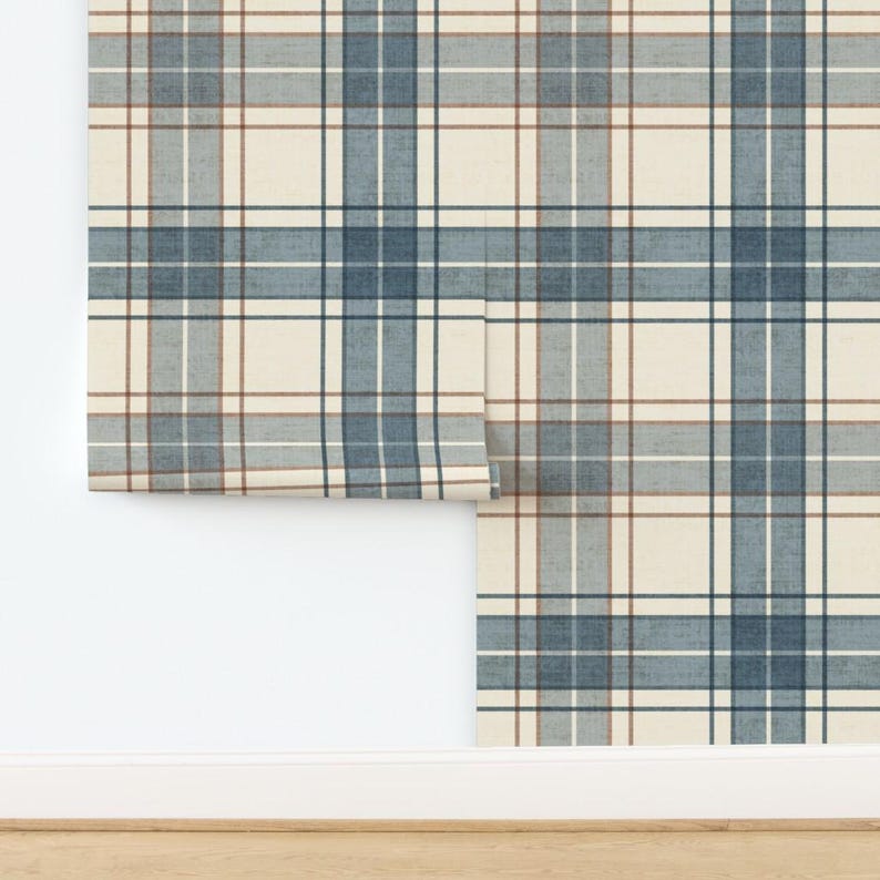 Puede incluir: Rollo de papel pintado con un dise&ntilde;o de cuadros cl&aacute;sico en tonos azul, crema y marr&oacute;n. El dise&ntilde;o presenta una cuadr&iacute;cula de l&iacute;neas que se cruzan, creando una est&eacute;tica atemporal y vers&aacute;til. Ideal para proyectos de decoraci&oacute;n del hogar.