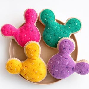 Galletas de fieltro estilo orejitas | Juguete cocinita infantil | Set de galletas glaseadas con sprinkles | Regalo Montessori