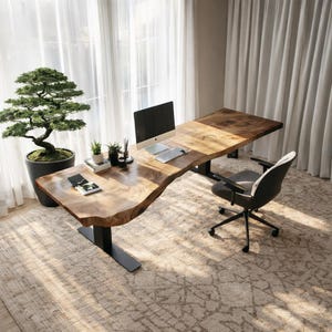 Könnte beinhalten: Ein Schreibtisch aus Holz mit natürlicher Kante und schwarzem Metallsockel. Ein Computermonitor und eine Tastatur befinden sich darauf. Ein Bonsai in einem Topf steht links. Ein grauer Bürostuhl steht rechts.