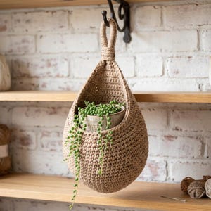 Patrón moderno de cesta colgante tipo capullo a crochet: organizador de pared fácil con forma de lágrima y lazo resistente.