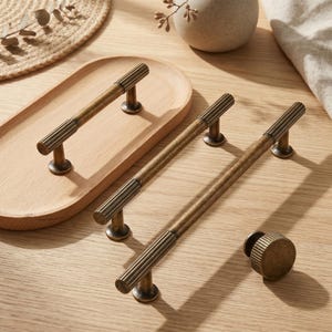 Knoppar och lådhandtag i antik mässing, ribbade byråhandtag, köksbeslag i vintagebrons, industriella skåphandtag