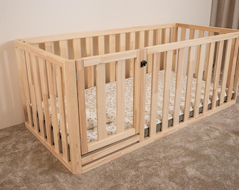 Montessori peuterbed op de grond met deur en lattenbodem (met afgeronde hoeken)