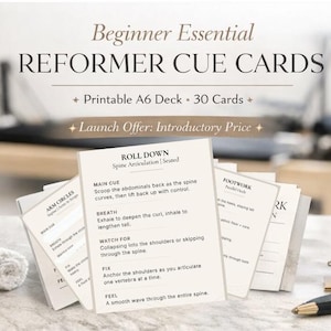 以下が含まれることがあります： 「Beginner Essential Reformer Cue Cards」のテキストが入ったピラティスリフォーマーキューカード。カードはベージュ色で黒い文字で、30のエクササイズが含まれています。タブレットとスマートフォンはカードをデジタル表示します。