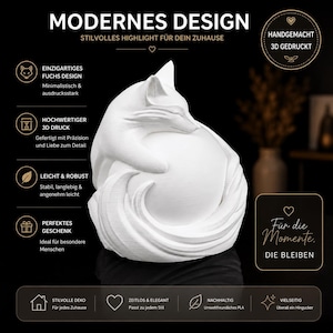 Könnte beinhalten: Eine weiße Fuchsskulptur im modernen Design. Der Fuchs umschlingt eine Kugel, mit dem Text "MODERNES DESIGN" oben. Die Skulptur ist 3D-gedruckt und für die Inneneinrichtung geeignet.
