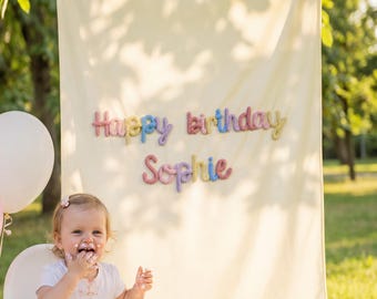 Gepersonaliseerde Happy Birthday-banner voor een babymeisje, Fun to Be One-achtergrond voor een smash cake, feestwandkleed voor kinderen, banner voor de kinderstoel ter gelegenheid van de eerste verjaardag