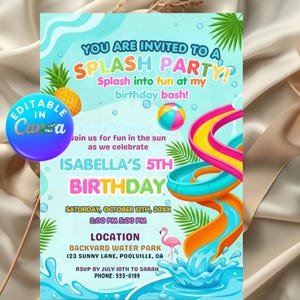 Può includere: Un colorato invito di compleanno a tema parco acquatico. L'invito presenta il testo "You are invited to a Splash Party!" e "Isabella's 5th Birthday." Il design include uno scivolo d'acqua, un fenicottero e un pallone da spiaggia.