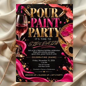 Pode incluir: Um folheto de convite preto para uma festa de pintura com texto dourado, uma taça de vinho, pincéis e uma paleta de madeira com salpicos de tinta rosa e dourada. O texto inclui detalhes do evento, data, hora e local num fundo escuro.