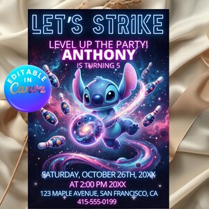 Pode incluir: Um convite para uma festa com um personagem de desenho animado azul segurando uma bola brilhante, com pinos de boliche ao fundo. O convite diz "LET'S STRIKE" e inclui o nome "ANTHONY" e os detalhes da festa.