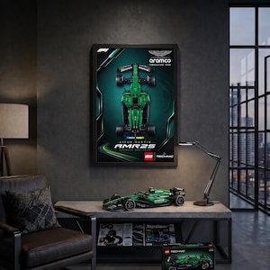 Könnte beinhalten: Ein grünes LEGO Technic Aston Martin AMR25 Formel-1-Rennwagenmodell, das auf einem Tisch mit einem passenden gerahmten Poster darüber präsentiert wird. Das Poster zeigt das Auto in der Draufsicht mit dem Text Aston Martin AMR25 und LEGO Technic.
