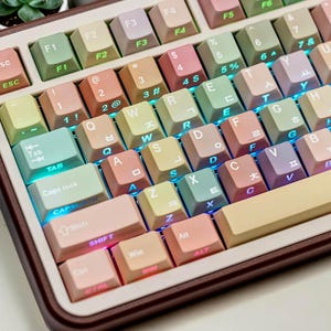 Vintage tangentbordsset pastellfärgade/anpassade ISO-tangentbordsset /Thailändskt/Engelskt/Japanskt/Kinesiskt/Franskt/Desländskt/Russiskt/Arabiskt/Körsbärsfärgat PBT-profil med sidotryck, bakgrundsbelyst mekaniskt tangentbord