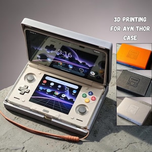 Könnte beinhalten: Ein cremefarbenes Handheld-Gaming-Gerät mit einem grauen Schutzgehäuse. Der Bildschirm zeigt eine digitale Oberfläche mit App-Symbolen. Das Bild enthält den Text "3D PRINTING FOR AYN THOR CASE" und drei zusätzliche Gehäuse in Orange, Grau und Weiß.