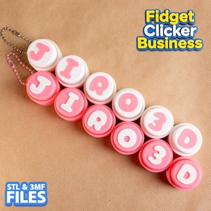 以下が含まれることがあります： 黒い持ち手と「But First, Coffee」の文字が黒い手書き風フォントで書かれた白いセラミックマグ。マグカップは白い表面に置かれています。