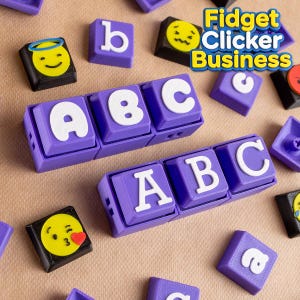 Puede incluir: Bloques de alfabeto morados y blancos que deletrean "ABC" y otros bloques de letras individuales. Algunos bloques presentan caras de emoji. La imagen también incluye el texto "Fidget Clicker Business".