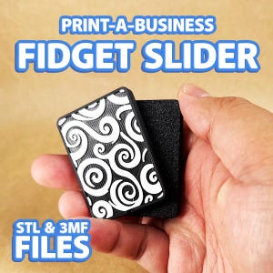 Könnte beinhalten: Ein schwarz-weißer Fidget-Slider mit einem Wirbelmuster wird in einer Hand gehalten. Der Text "PRINT-A-BUSINESS" und "FIDGET SLIDER" werden über dem Schieberegler angezeigt. Der Text "STL & 3MF FILES" wird darunter angezeigt.
