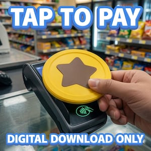 Könnte beinhalten: Ein schwarzes Zahlungsgerät mit einer gelben, kreisförmigen Abdeckung, die in der Mitte eine braune Sternform aufweist. Der Text TAP TO PAY steht in großen blauen Buchstaben oben, und der Text DIGITAL DOWNLOAD ONLY steht unten.