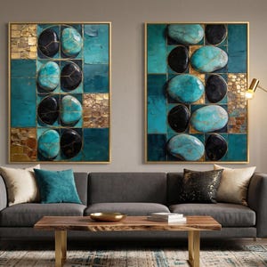 Peut inclure: Deux tableaux muraux rectangulaires présentant un motif en grille de pierres lisses et arrondies turquoise et noires, entremêlées de sections en feuille d'or texturée. Chaque pièce est encadrée d'une fine bordure dorée, mélangeant des tons bleu sarcelle.