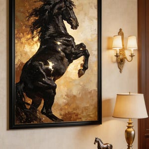 Peut inclure: Peinture à l'huile encadrée d'un cheval noir cabré sur fond doré texturé. L'œuvre est dans un cadre noir, le cheval étant le point central. La scène évoque la puissance et le mouvement. Le tableau est accroché au mur.