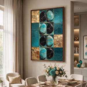 Pode incluir: Uma peça de arte de parede retangular com uma grade de formas circulares turquesa e pretas acentuadas com linhas douradas. A composição inclui seções de folha de ouro texturizada e painéis pintados em um tom profundo de azul-petróleo.