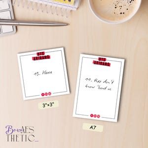Puede incluir: Dos tarjetas cuadradas blancas con bordes negros y texto. Una tarjeta dice "13. Please" y la otra "11. they don't know 'bout us". Ambas tarjetas tienen "BTS ARIRANG" en rojo y miden 7,62 cm x 7,62 cm.