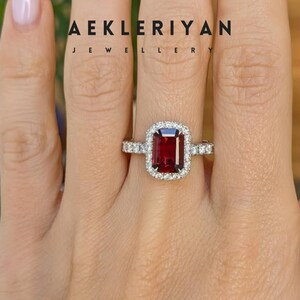 Anello di fidanzamento con rubino rosso taglio smeraldo da 2 carati - Anello di nozze con diamante Halo - Anello regalo di anniversario per lei - Anello di proposta - Anello personalizzato