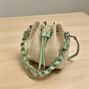 Bolso tipo cubo de paja tejida, bolso bandolera con asa trenzada, bolso de playa de verano