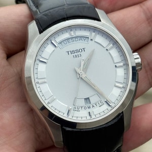 Tissot Couturier Automatik Day-Date Weißes Zifferblatt Schwarzes Lederarmband Herrenuhr